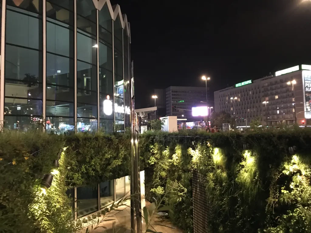 Zielona ściana iQgarden przy Rotundzie PKO BP w nocnym centrum Warszawy
