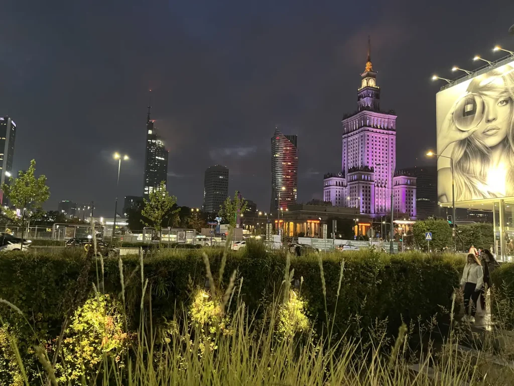 Zielona ściana Rotundy PKO BP z Pałacem Kultury i Nauki w tle