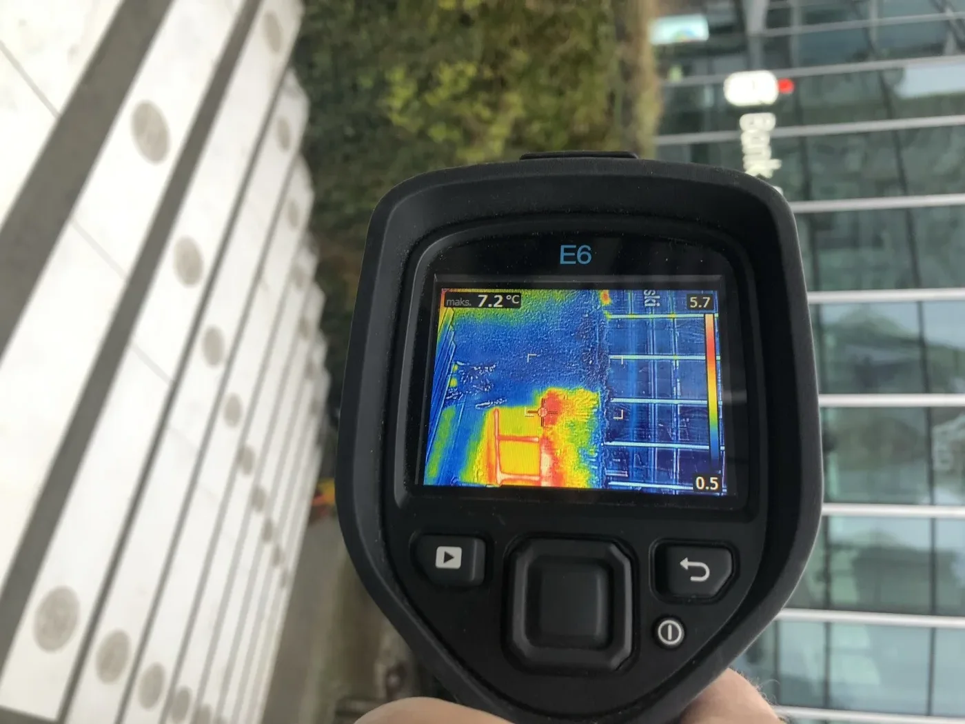 Kamera termowizyjna podczas pomiaru zielonej ściany iQgarden przy Rotundzie PKO BP
