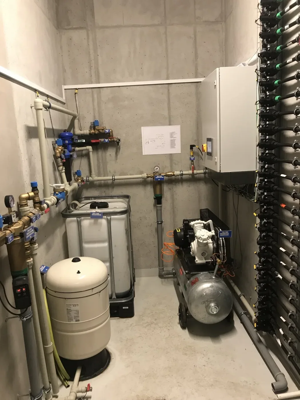 Instalacja nawadniania i sterowania zielonej ściany iQgarden — zaplecze ukryte przed użytkownikiem