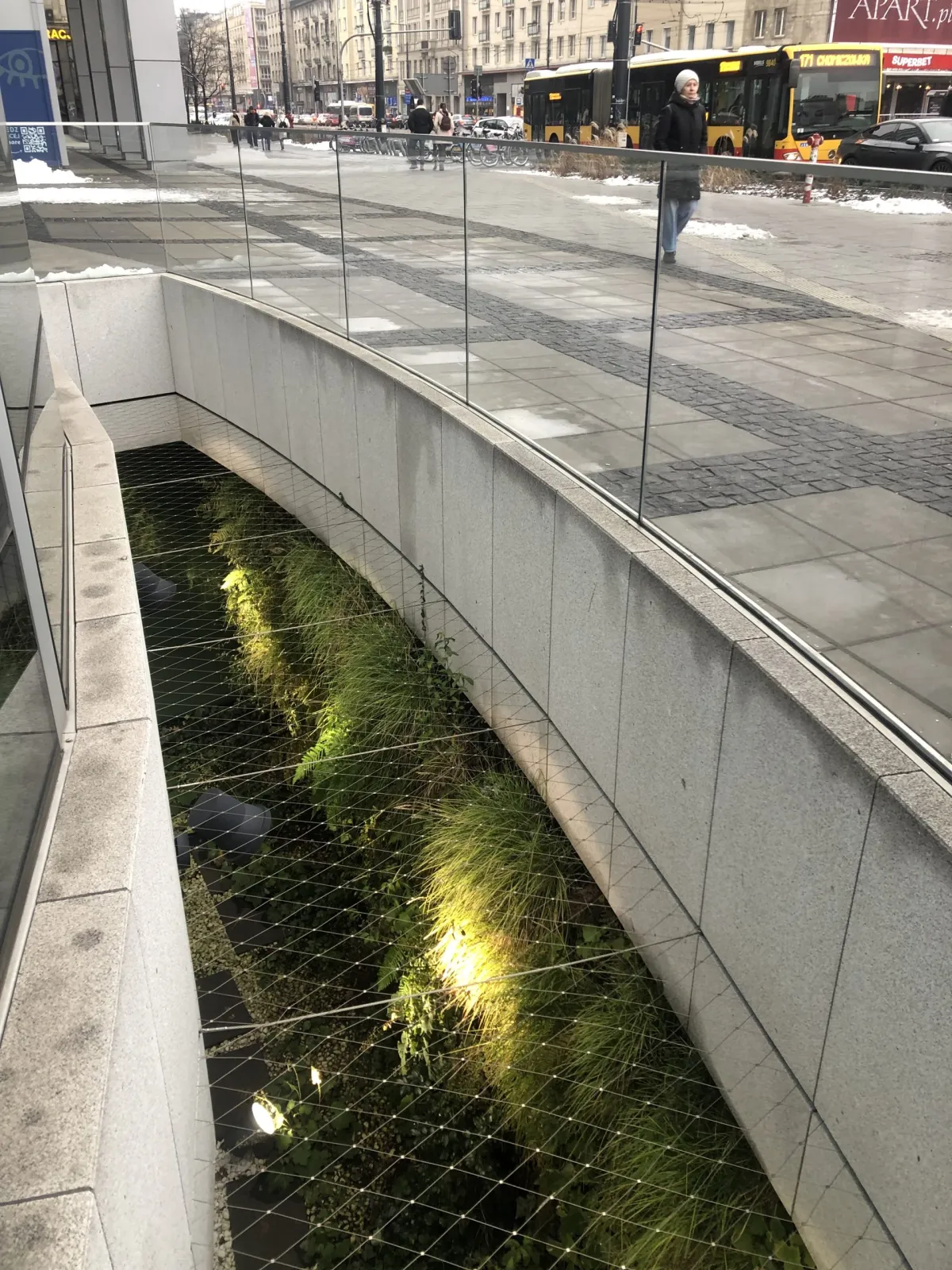 Zielona infrastruktura iQgarden w miejskim otoczeniu przy ciągu komunikacyjnym