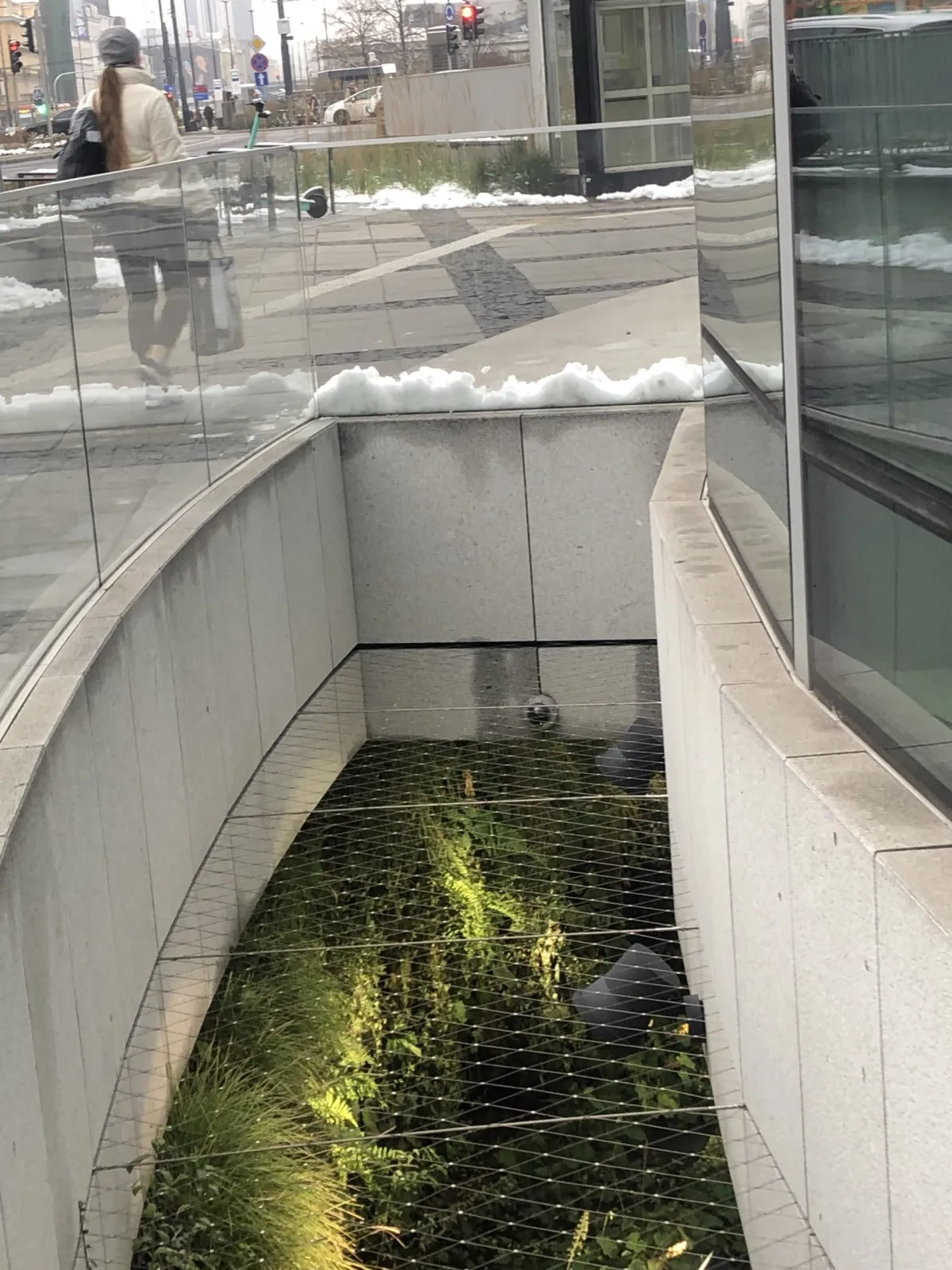 Zielona instalacja iQgarden w zagłębieniu miejskiej przestrzeni przy ulicy
