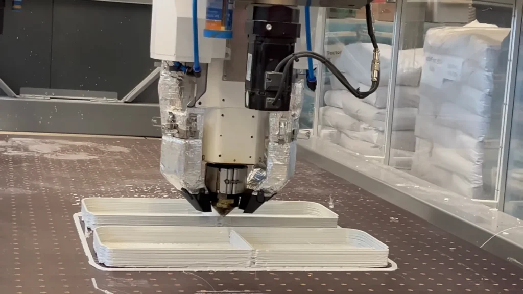 Drukarka 3D wytwarzająca kasetę systemu zielonej ściany iQgarden dla realizacji Warszawa-Włochy