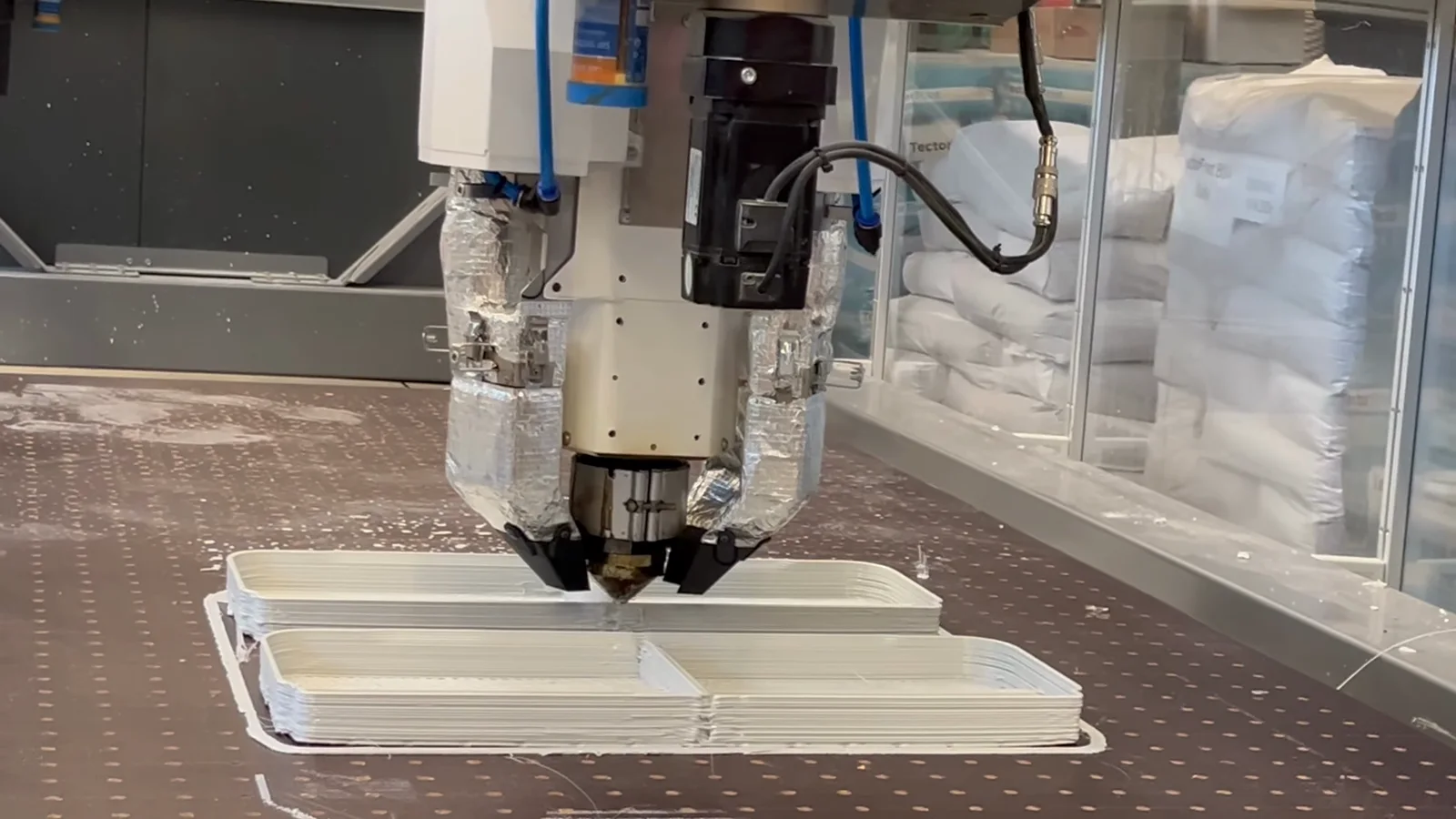 Drukarka 3D wytwarzająca kasetę systemu zielonej ściany iQgarden dla realizacji Warszawa-Włochy