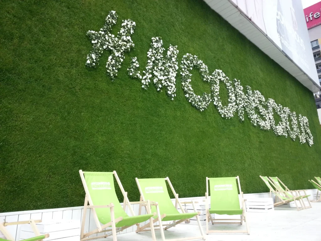 Żywa instalacja roślinna iQgarden dla marki H&M w Warszawie — zielony banner reklamowy