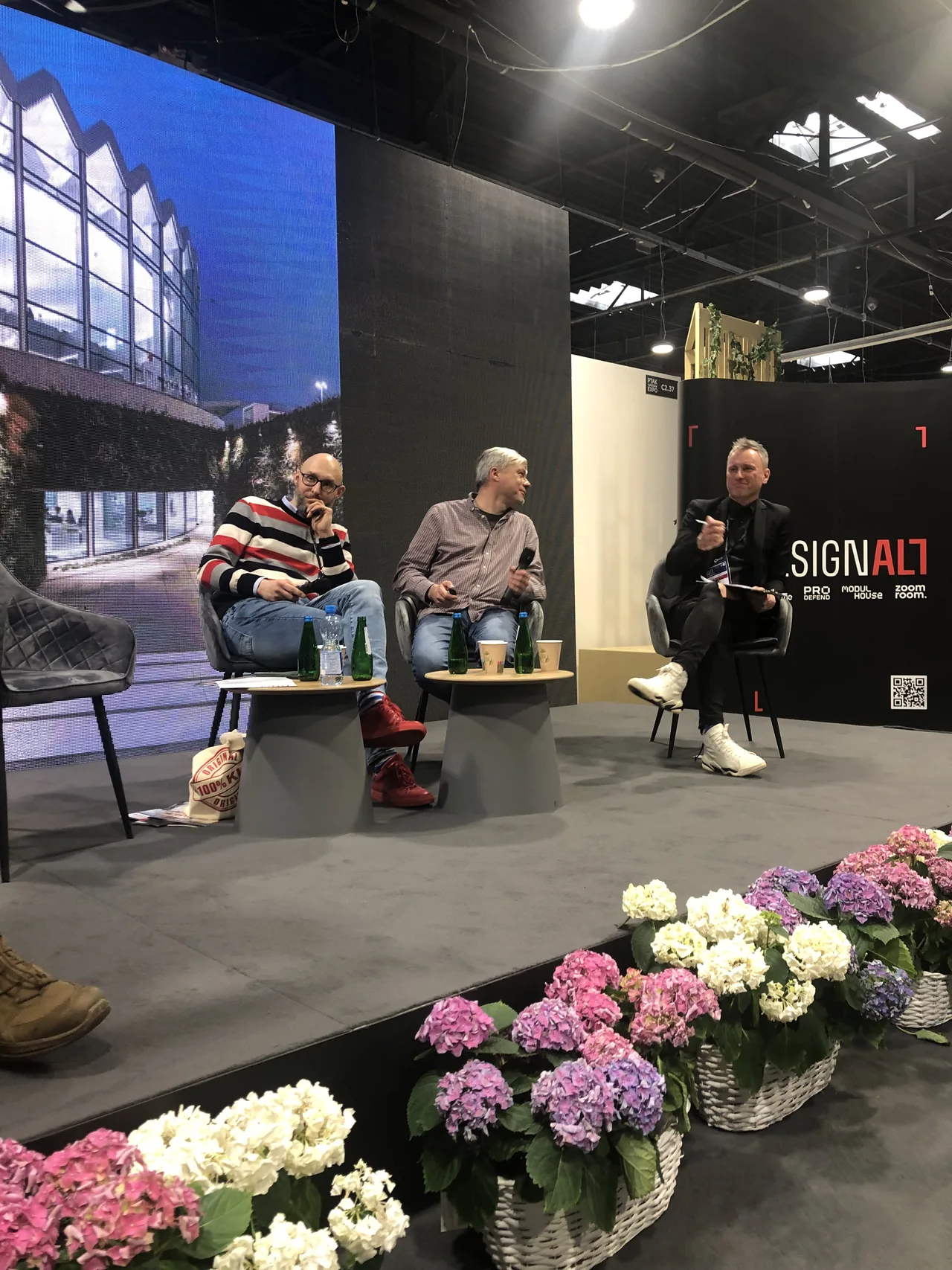 Bartosz Dankiewicz podczas wykładu o zielonych ścianach na targach architektury Ptak Warsaw Expo