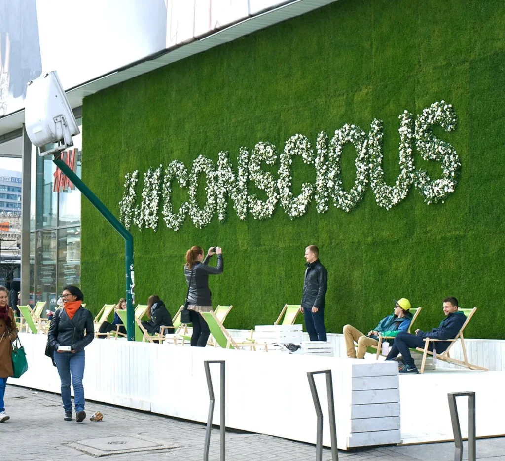 Żywa instalacja roślinna iQgarden dla marki H&M w Warszawie — zielony banner reklamowy